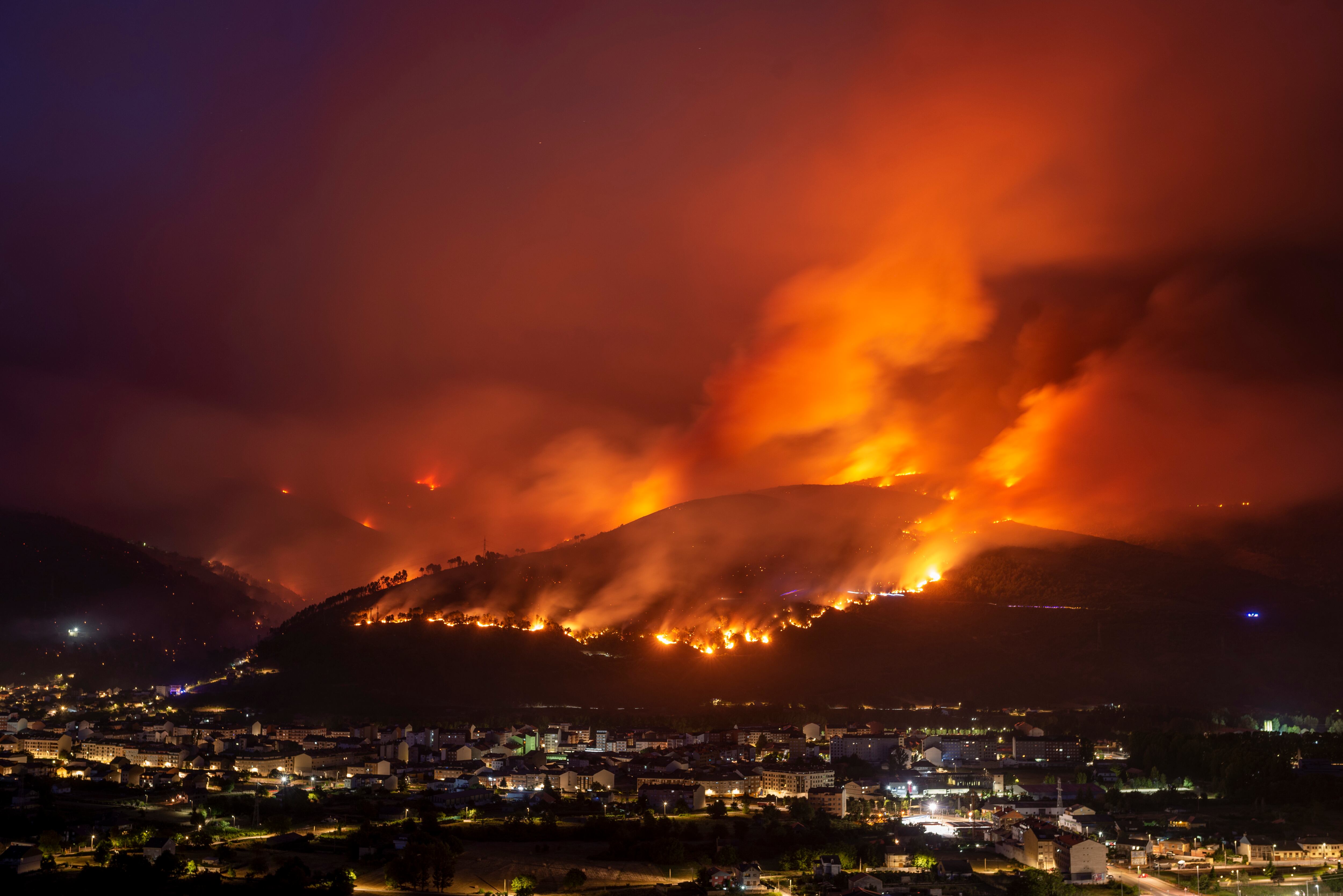 Imagen de las llamas producidas por el incendio forestal en la localidad de O Barco de Valdeorras. El fuego se inició en el municipio de Carballeda de Valdeorras pero se ha propagado hasta afectar al municipio de O Barco de Valdeorras tras calcinar por el momento 2.400 hectáreas. EFE/Brais Lorenzo.