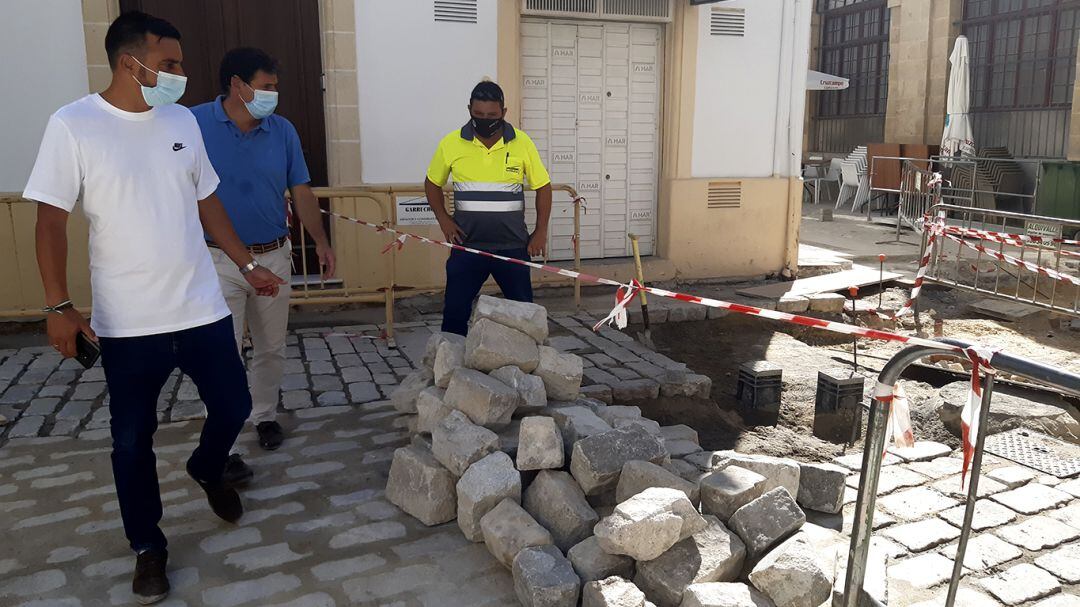 José Antonio Díaz, delegado de Urbanismo, supervisa las obras en la plaza Vargas