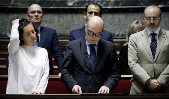 El grupo pupular del Ayuntamiento de Valencia, durante la lectura en el Pleno extraordinario celebrado hoy, de la moción en la que se ha lamentado el fallecimiento de la exalcaldesa Rita Barberá y se ha decretado tres dias de duelo