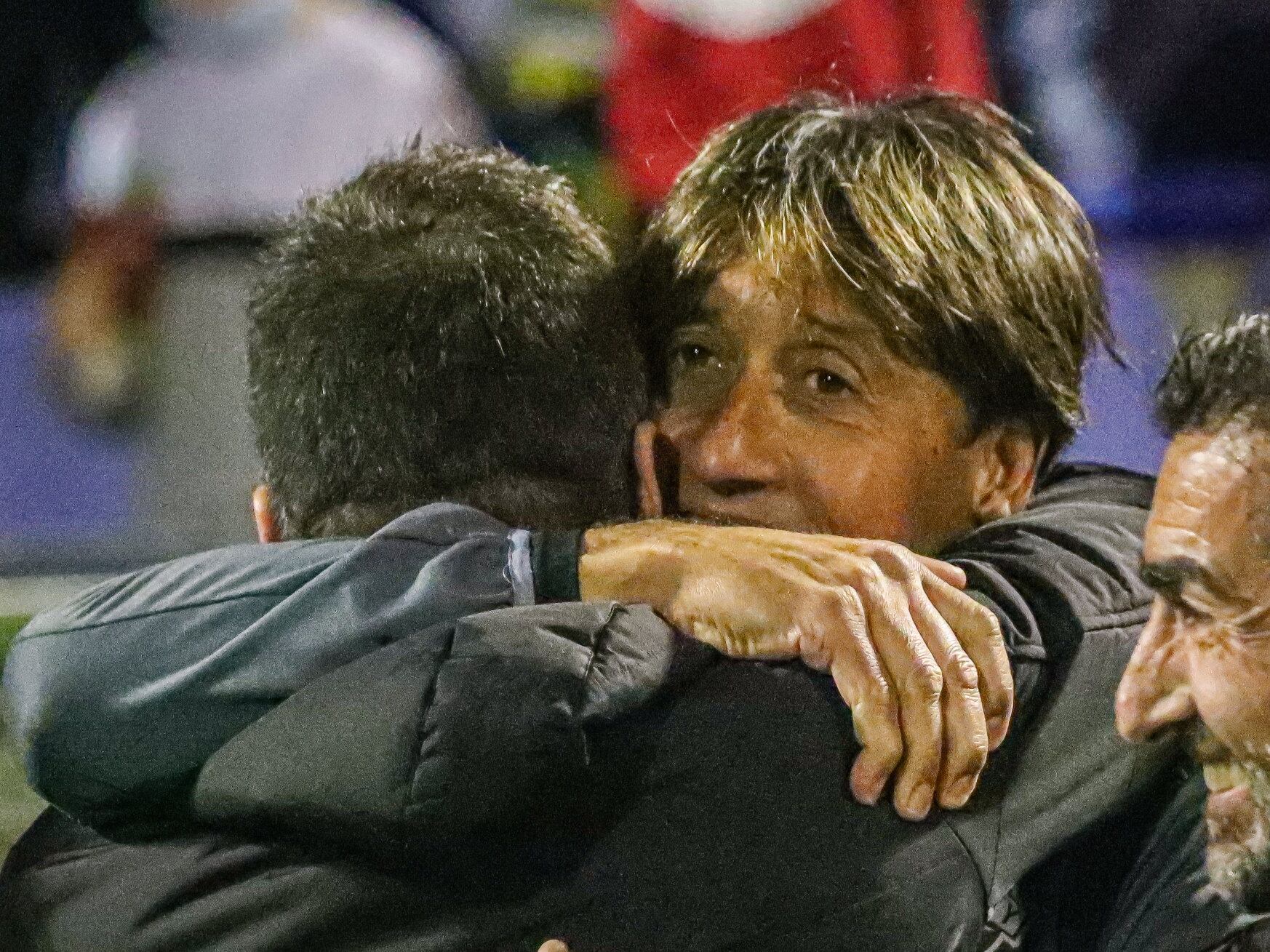 Gustavo Siviero se abrazo con su segundo tras ganar en el Rico Pérez