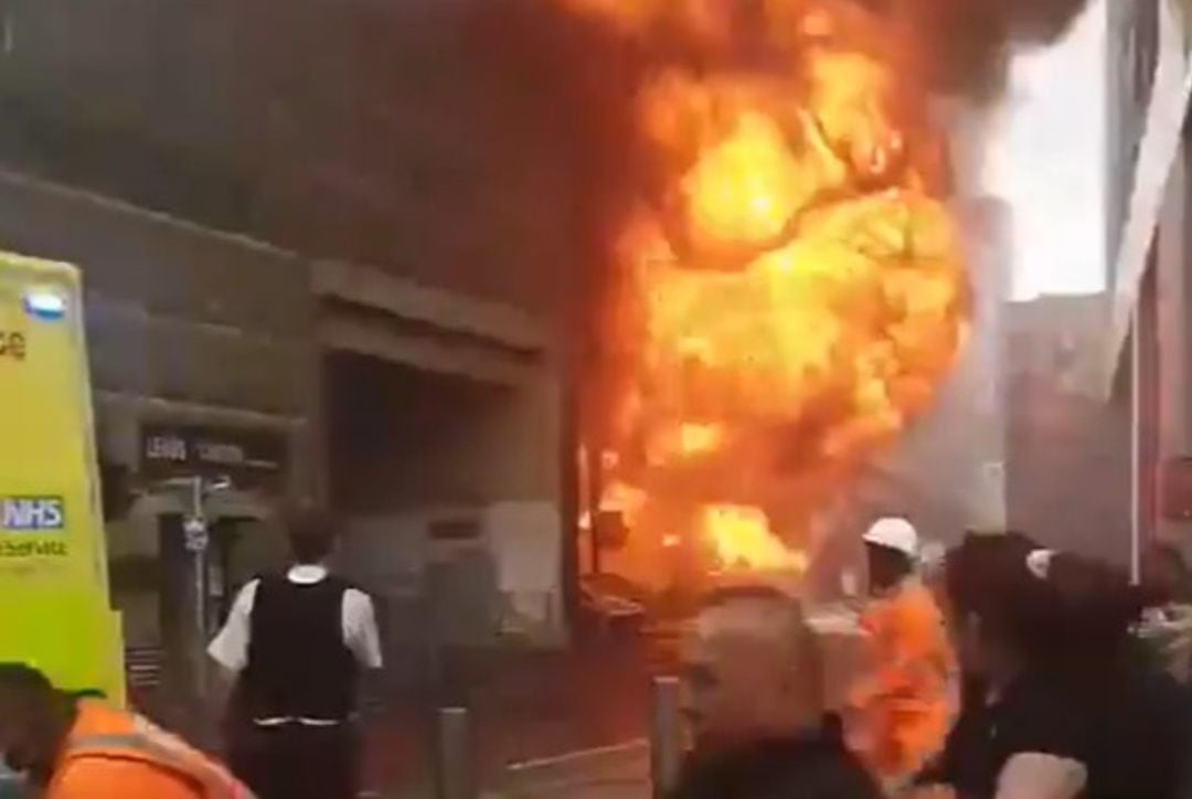 Momento en el que se producía una gran bola de fuego en la estación londinense 