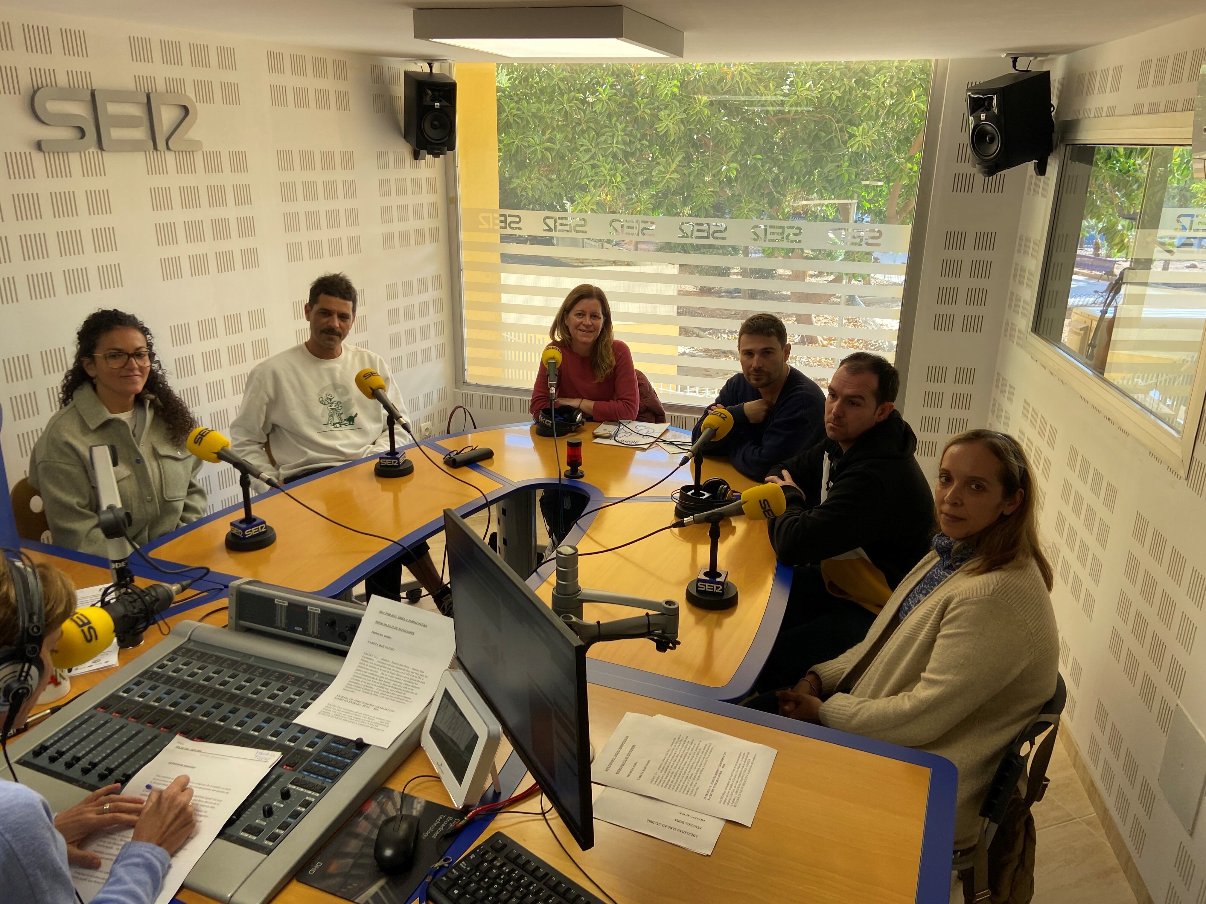 Usuarios y trabajadores de Amadiba en los setudios de Radio Ibiza SER