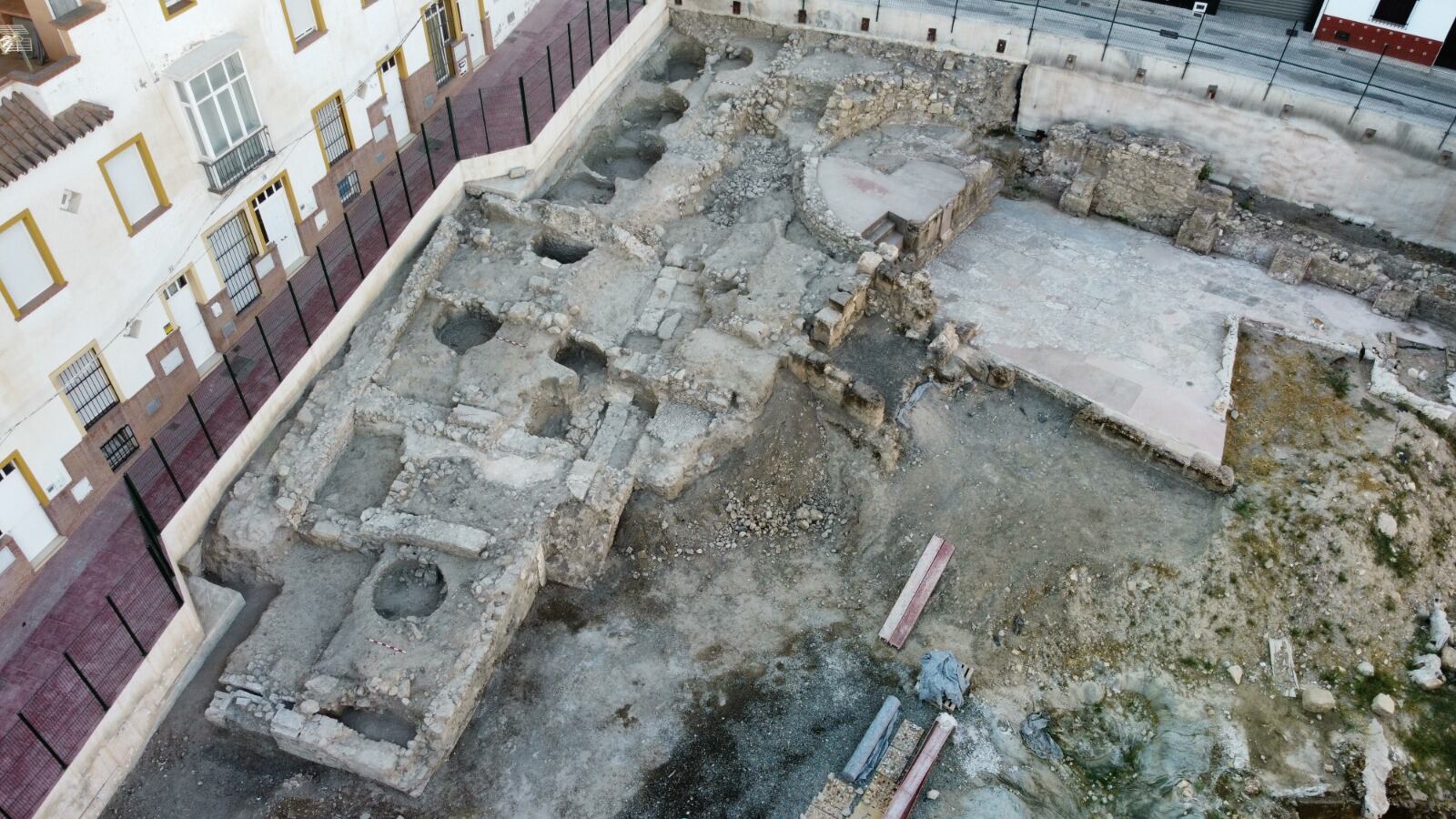 Área de la última excavación del futuro Parque Arqueológico (izquierda) junto a la basílica del foro romano (derecha).