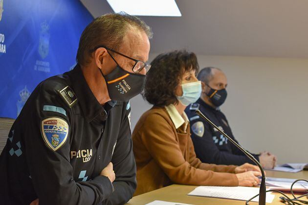 La concejala de Seguridad junto al Jefe de Policía y al agente VIOGEN