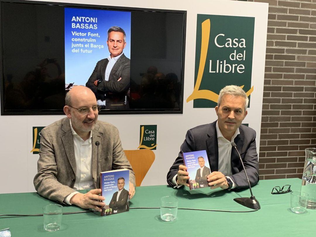 El periodista Antoni Bassas i el precandidat a la presidència del FC Barcelona, Víctor Font 