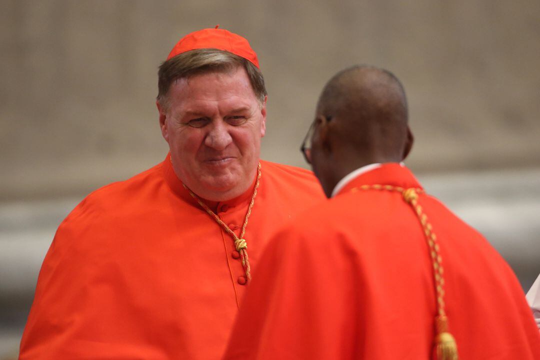 El cardenal Joseph Tobin, arzobispo de Newark, saludando al cardenal Jean Zerbo, arzobispo de Bamako