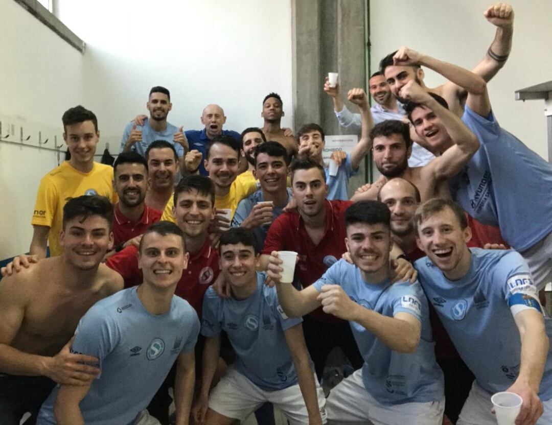 Los jugadores del Santiago Futsal celebraron así el último triunfo en Liga