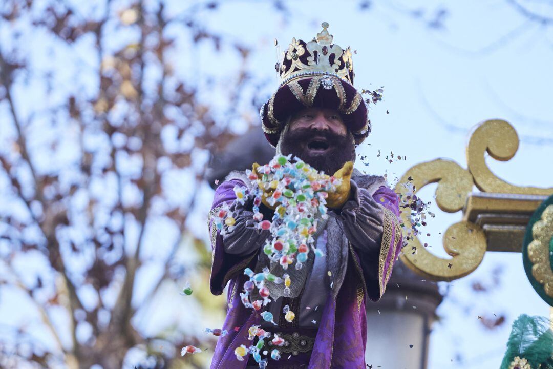 El Rey Gaspar lanza caramelos durante la Cabalgata de SSMM los Reyes Magos de Sevilla en 2022