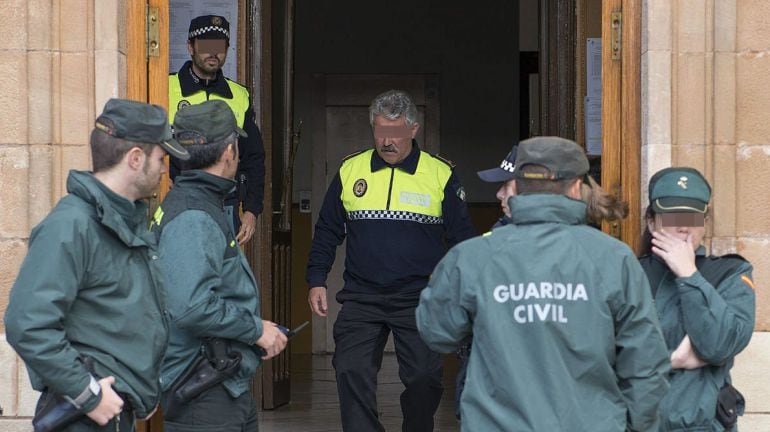 GRA431. LA CAROLINA (JAÉN), 11/11/2014.- Agentes de la Unidad Central Operativa (UCO) de la Guardia Civil durante el registro efectuado en el Ayuntamiento de La Carolina (Jaén), en el marco de la operación &quot;Enredadera&quot; contra una trama de pagos a funciona