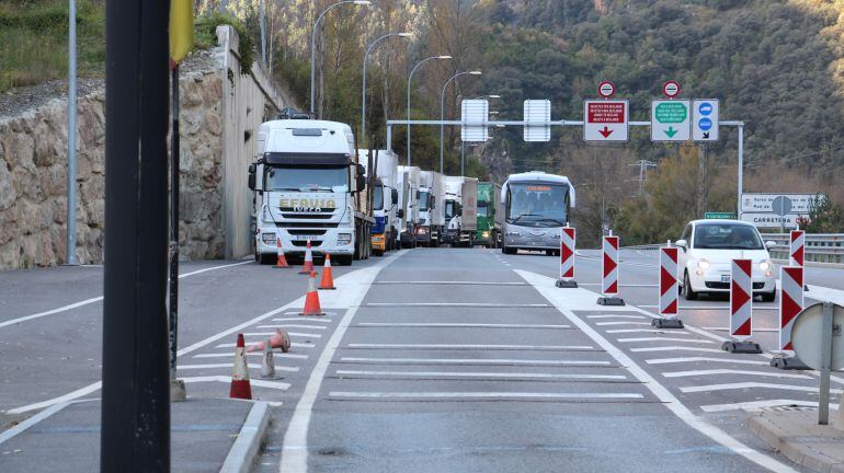 Imatge de camions esperant a la Duana del Riu Runer.