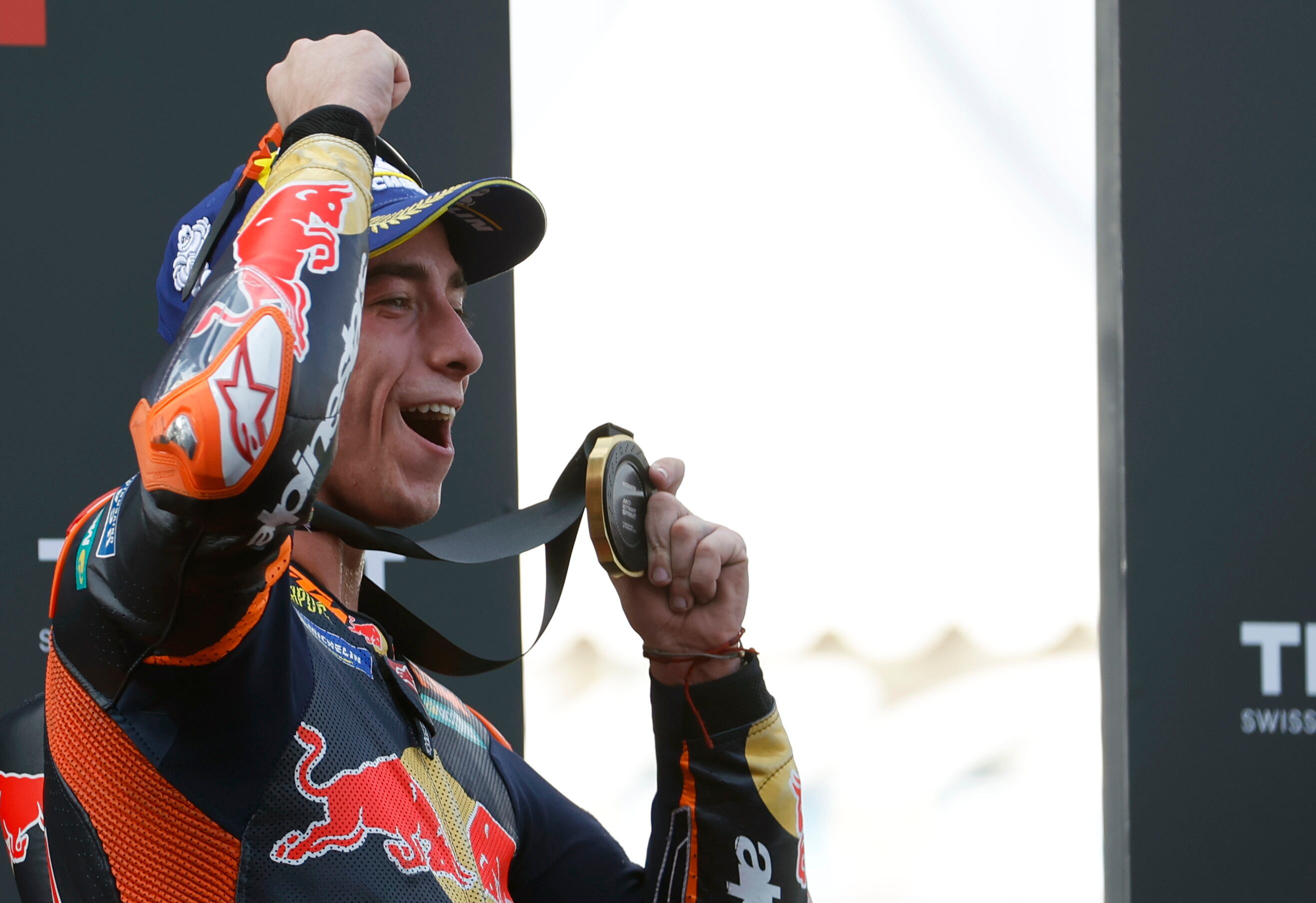 Buriram (Thailand), 28/02/2026.- Spanish MotoGP rider Pedro Acosta of Red Bull KTM Factory Racing celebrates on a podium after winning the MotoGP sprint race of the Motorcycling Grand Prix of Thailand at Chang International Circuit, Buriram province, Thailand, 28 February 2026. (Motociclismo, Tailandia) EFE/EPA/RUNGROJ YONGRIT