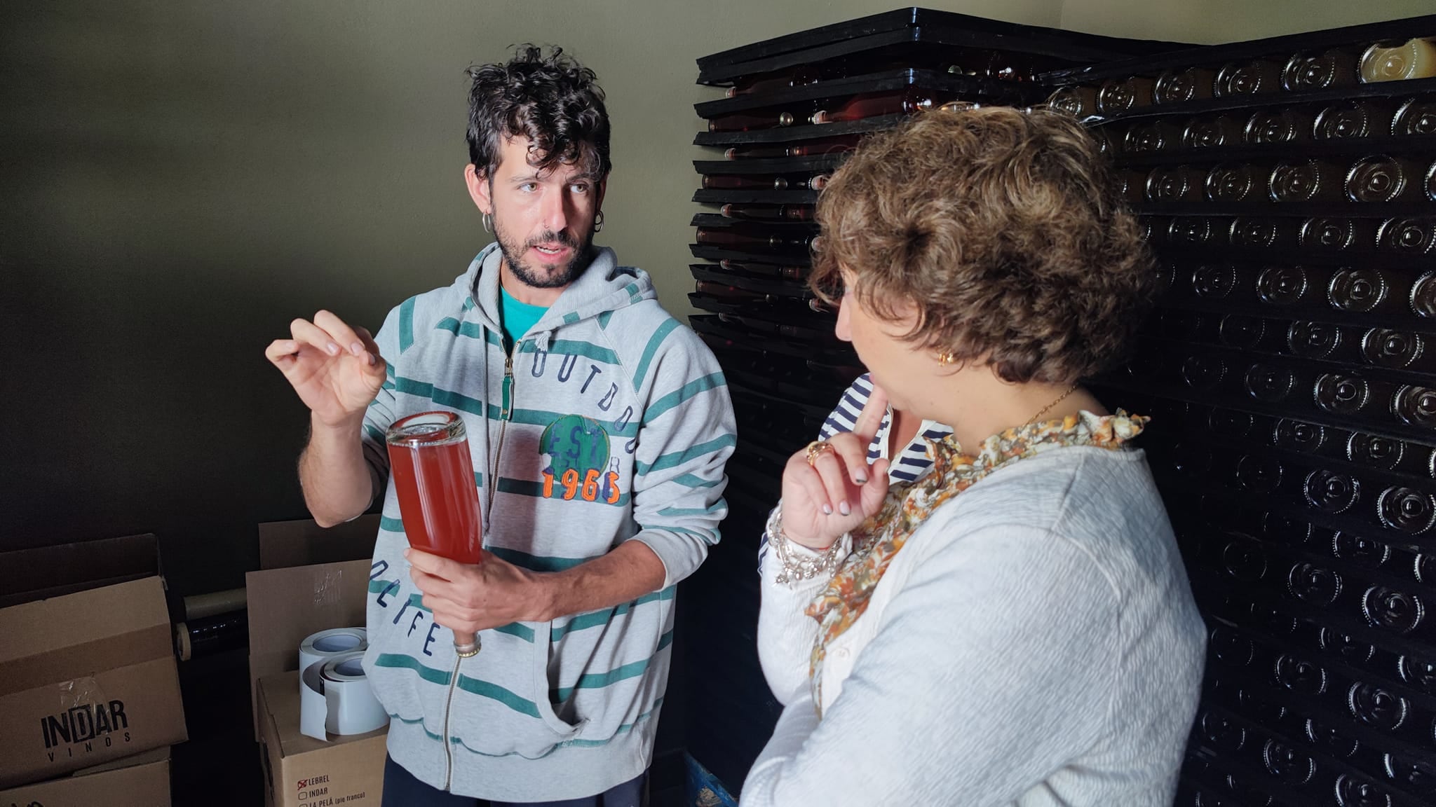 Manuel Requena mostrando sus vinos a la concejala de Agricultura y alcaldesa de Socuéllamos, María Ángeles Moreno y Elena García