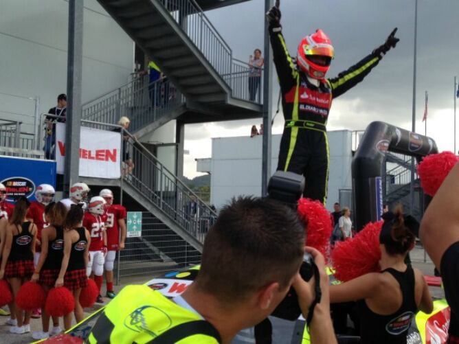 Ander Vilariño celebra su victoria el sábado en Magione