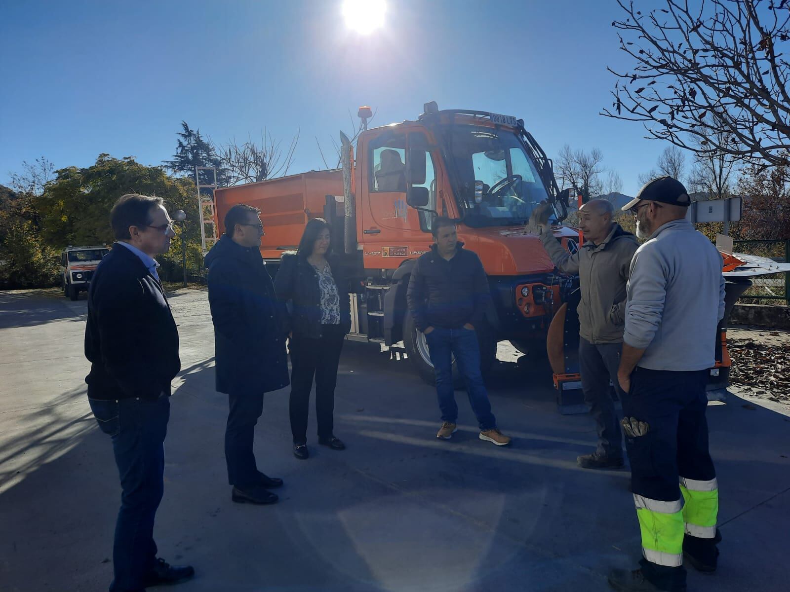 Miembros del Equipo de vialidad invernal junto al Presidente de Comarca, Roque Vicente, y los Vicepresidentes José Luis Lloret y Eusebio Echart en visita de hoy.