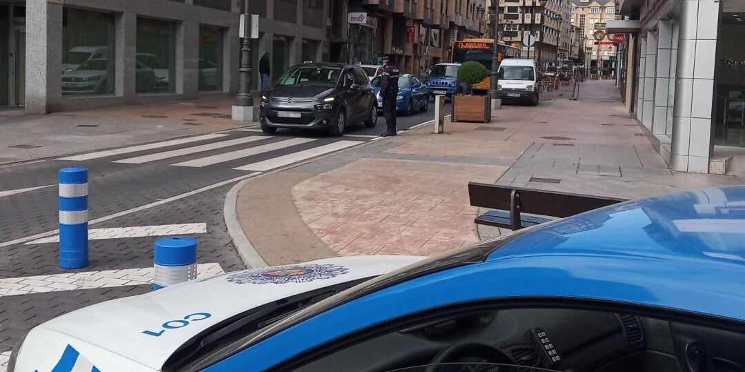 Los controles de los agentes en la plaza de Lazúrtegui de Ponferrada