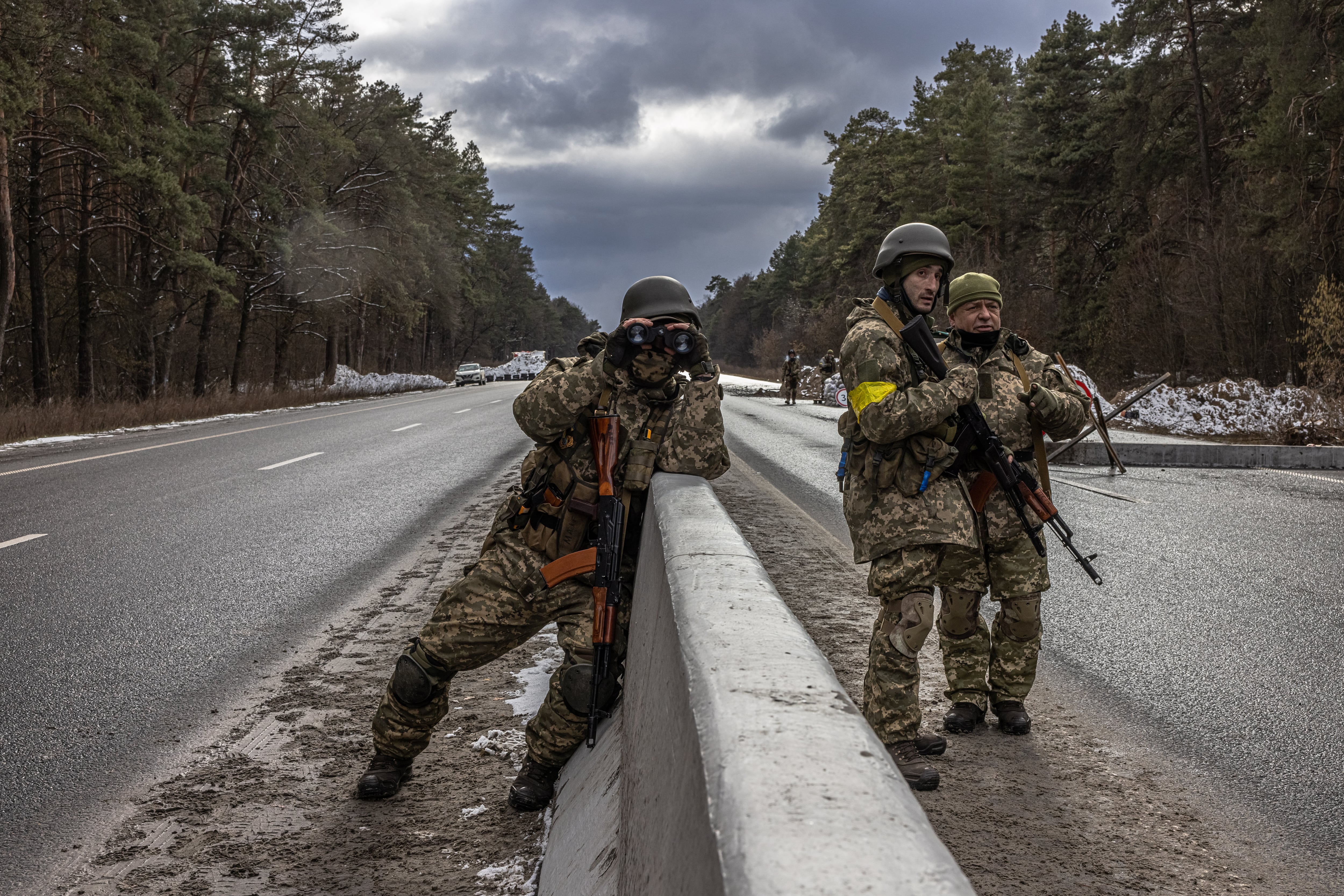 Brovary (Ukraine), 08/03/2022.- Members of the Ukrainian military stand guard at a checkpoint near Brovary, in the eastern frontline of Kyiv (Kiev) region, Ukraine, 08 March 2022. According to the United Nations High Commissioner for Refugees (UNHCR), Russia&#039;s military invasion of Ukraine, which started on 24 February, has destroyed civilian infrastructure and caused civilian casualties, with tens of thousands internally displaced and over two million refugees fleeing the country. (Rusia, Ucrania, Estados Unidos) EFE/EPA/ROMAN PILIPEY
