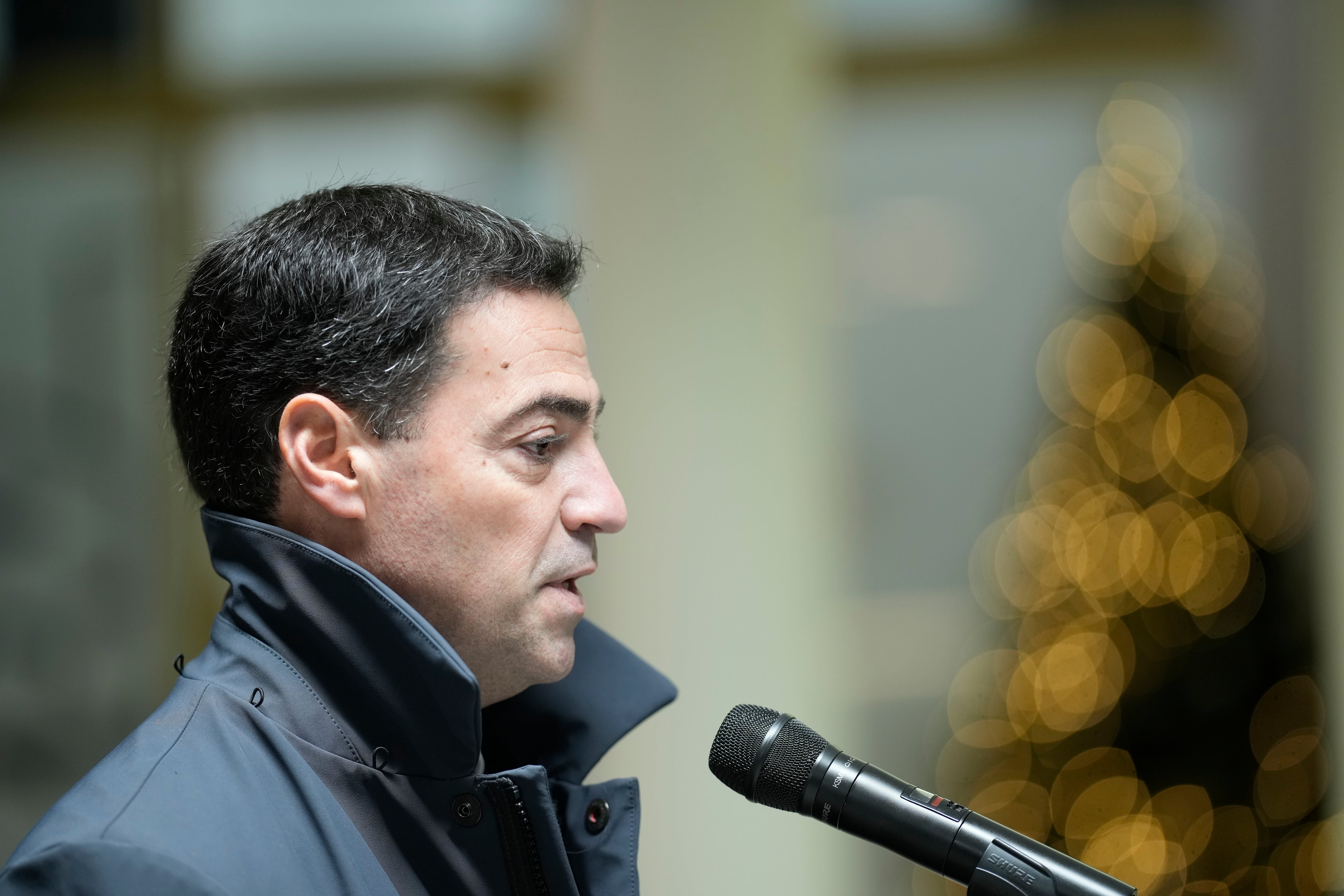 GRAFCAV7846. VITORIA, 19/12/2025.- El lehendakari, Imanol Pradales, atiende a los periodistas a su llegada este viernes al pleno de control del Parlamento vasco en donde ha subrayado la importancia de la configuración de la Macrorregión Atlántica porque "aumentará el peso político de Euskadi en Europa" y ha confiado en que el siguiente paso que den las instituciones europeas será el reconocimiento de la oficialidad del euskera. EFE/Adrián Ruiz-Hierro