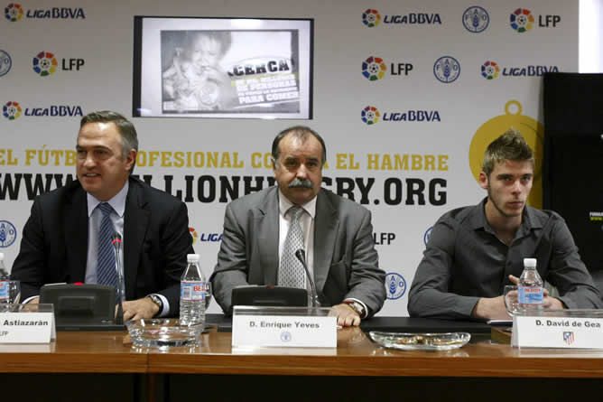 El guardameta del Atlético de Madrid David de Gea (d), junto al presidente de la Liga de Fútbol Profesional, José Luis Astiazarán (i), y el responsable de la Oficina de Información de la FAO para España y Andorra, Enrique Yeves, durante la presentación hoy de la campaña &quot;El fútbol profesional contra el hambre&quot;, que se desarrollará simultáneamente en dieciséis ligas de fútbol europeas entre el 22 y el 25 de octubre.