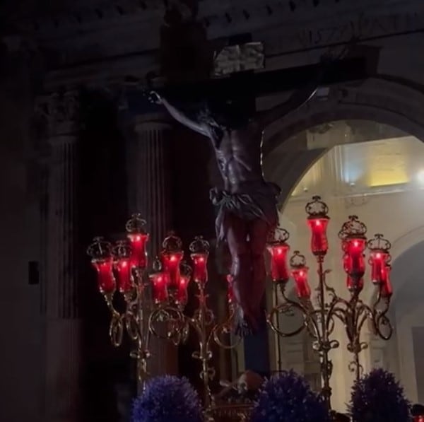 Salida, esta madrugada, del Santísimo Cristo de la Vida de la Parroquia Mayor de Santiago de Jumilla en la procesión del Silencio