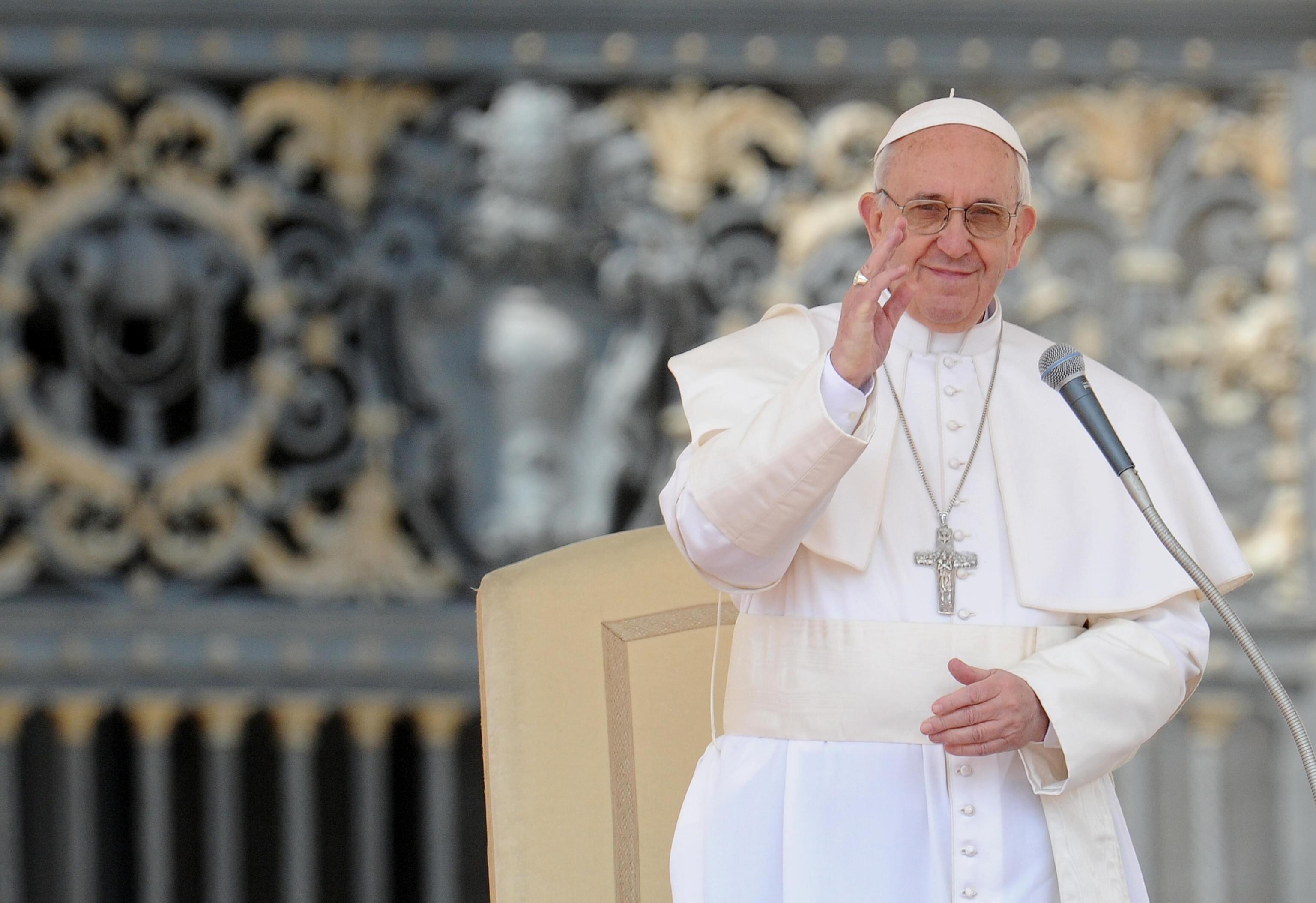 VATICAN CITY (Vatican City State (Holy See)), 21/04/2025.- (FILE) Pope Francis waves during the weekly General Audience in St. Peter's square, Vatican City, 10 April 2013 (reissued 21 April 2025). Pope Francis died on 21 April 2025 at the age of 88, according to the Holy See. Born Jorge Mario Bergoglio in Buenos Aires, Argentina on 17 December 1936, was appointed leader of the Catholic Church on 13 March 2013 succeeding pontiff Emeritus Benedict XVI. (Papa, Santa Sede) EFE/EPA/ETTORE FERRARI *** Local Caption *** 50784481