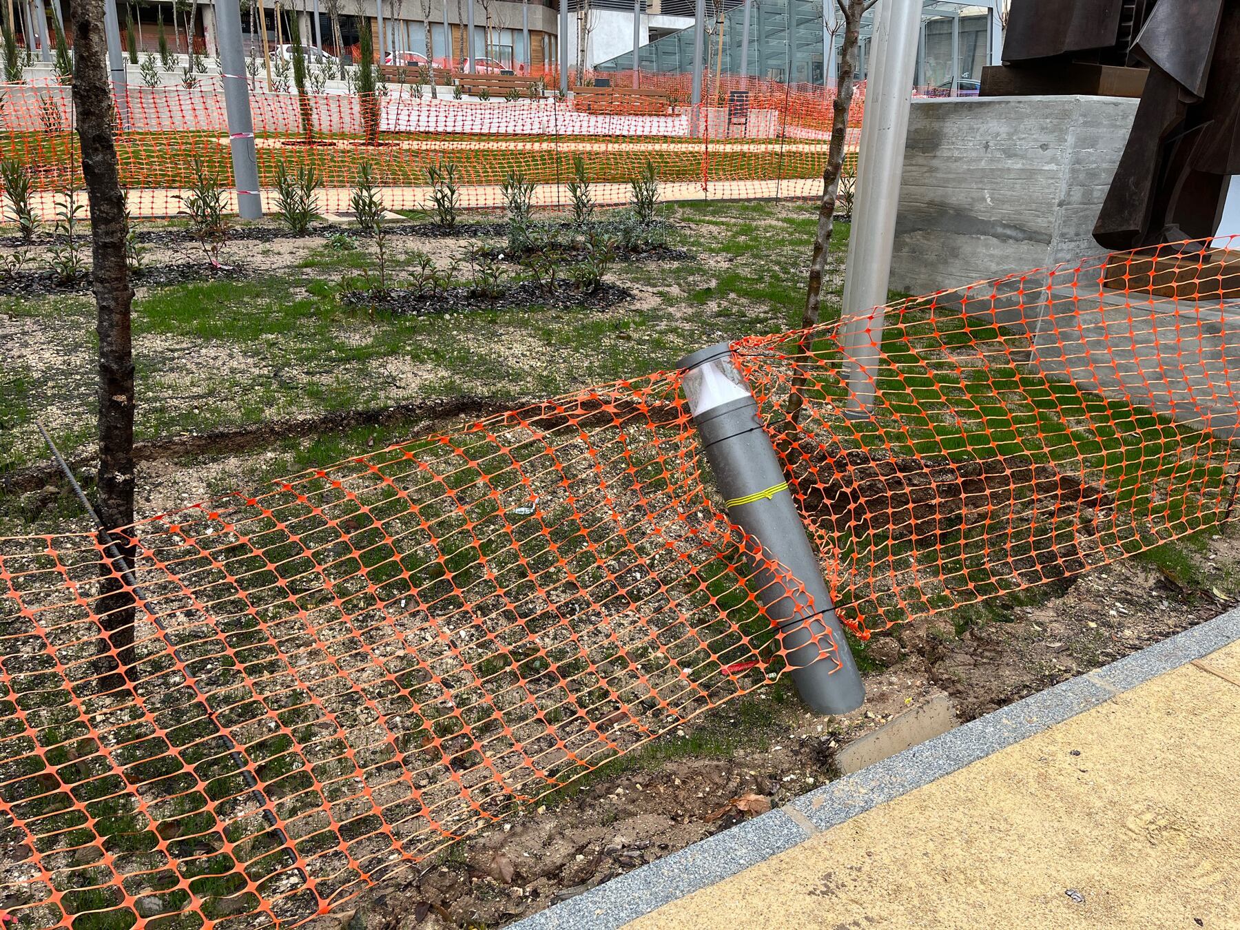 Imagen del escalón que se ha producido en la parte baja de la Rosaleda que ha doblado uno de los pilones instalados