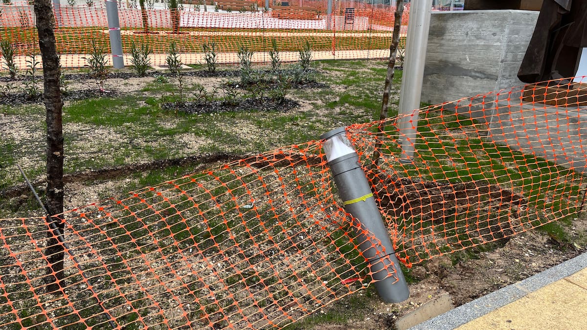 El Ayuntamiento de Alcoy urge a reparar el hundimiento en el jardín de La Rosaleda y descarta daños estructurales