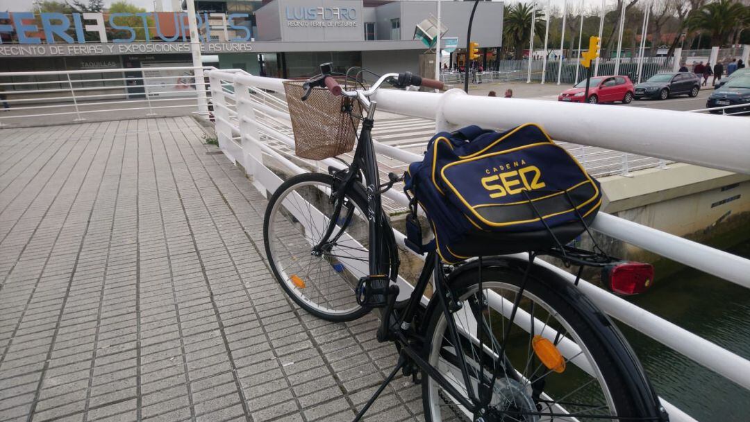 Una bicicleta a las puertas de la entrada del recinto ferial. 