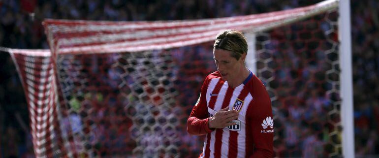 Fernando Torres celebra su gol al Betis en el Calderón.