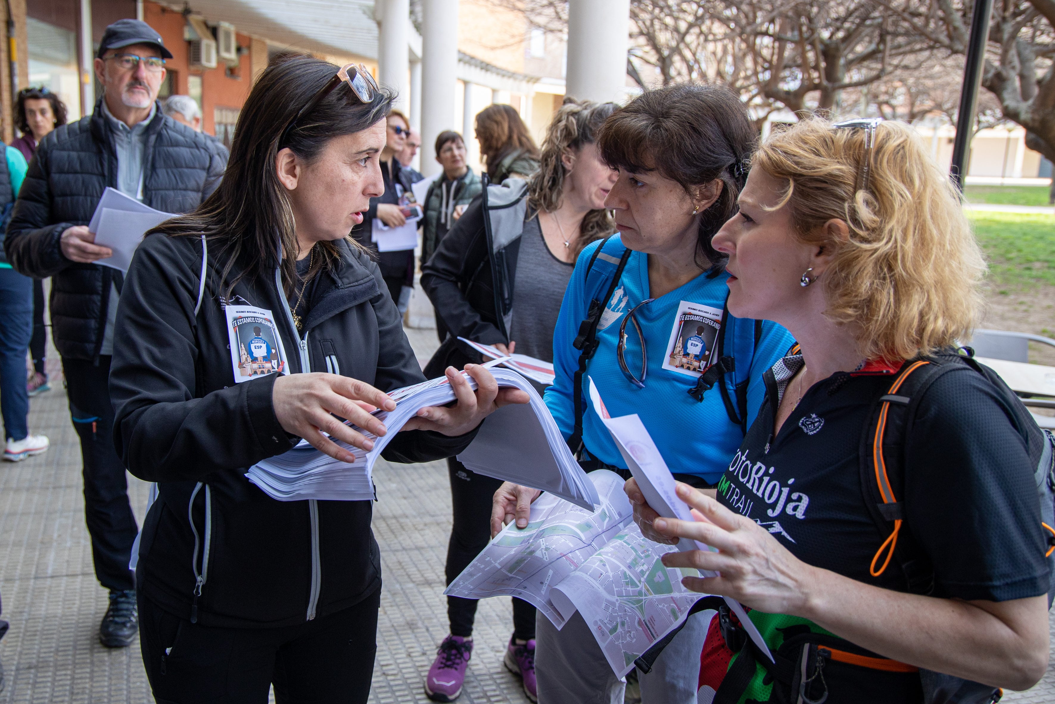Los voluntarios que colaboran en la búsqueda del joven Javier Márquez, desaparecido en Logroño hace 16 días, han trasladado este domingo el operativo desde las riberas del río Ebro a las calles de toda la ciudad. 