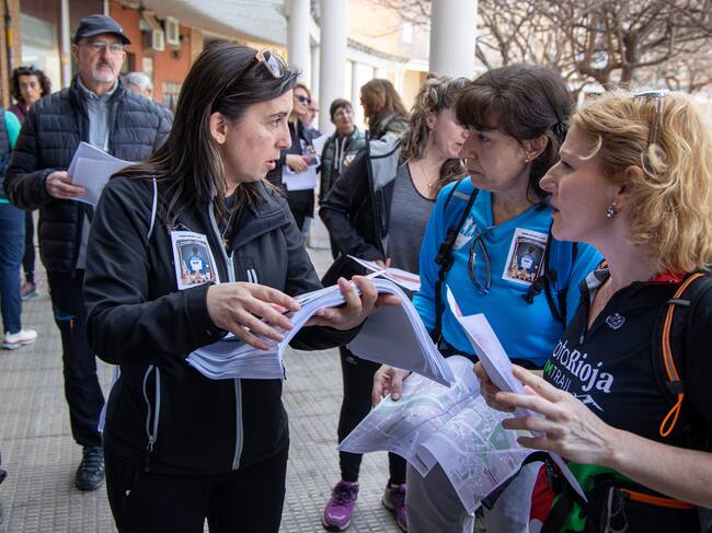 Los voluntarios que colaboran en la búsqueda del joven Javier Márquez, desaparecido en Logroño hace 16 días, han trasladado este domingo el operativo desde las riberas del río Ebro a las calles de toda la ciudad.
