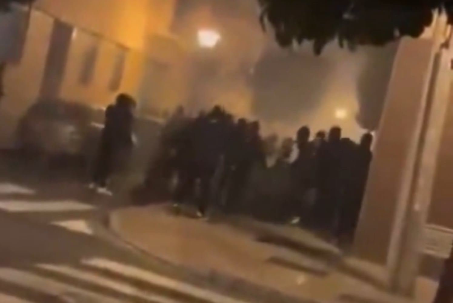 Ultras de Sevilla y Betis se enfrentan en plena calle