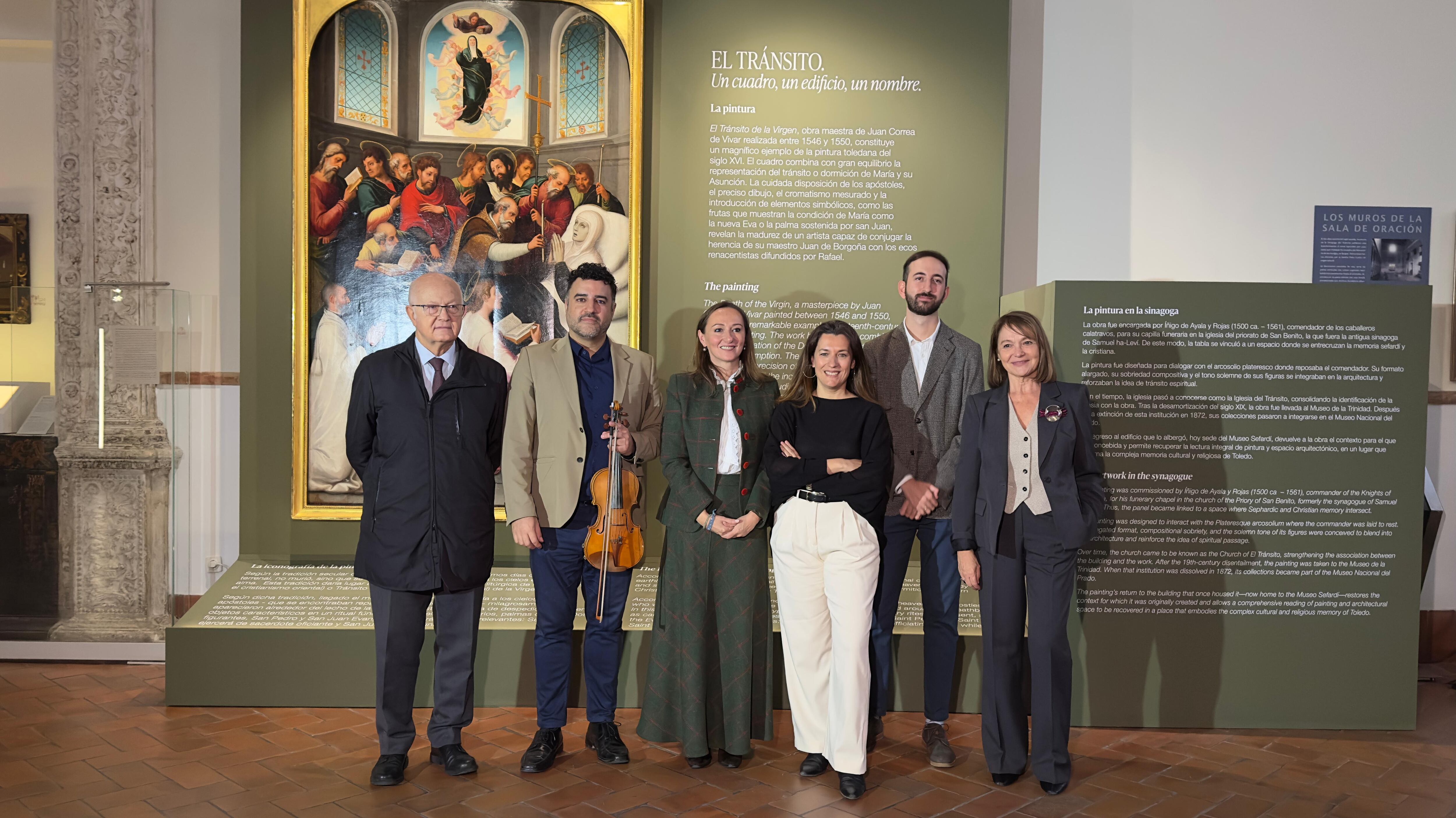 Carmen Álvarez, directora del Museo Sefardí, Carolina Tobella, directora del Museo del Greco y otras personalidades en la presentación de la obra de arte &#039;El tránsito de la virgen&#039; en la Sinagoga del Tránsito