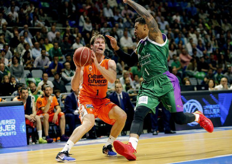 GRA500. MÁLAGA, El escolta islandés del Valencia Basket Jon Stefansson (i) se dispone a lanzar a canasta ante el escolta francés del Unicaja Edwin Jackson (d), durante el partido correspondiente a la trigésima tercera jornada de la Liga Endesa, que se jue