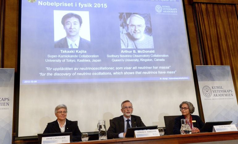 Los profesores Anne LHuillier, Goran K. Hansson y Olga Botner, miembros de la Asamblea del Nobel, anuncian el premio Nobel de Física 2015