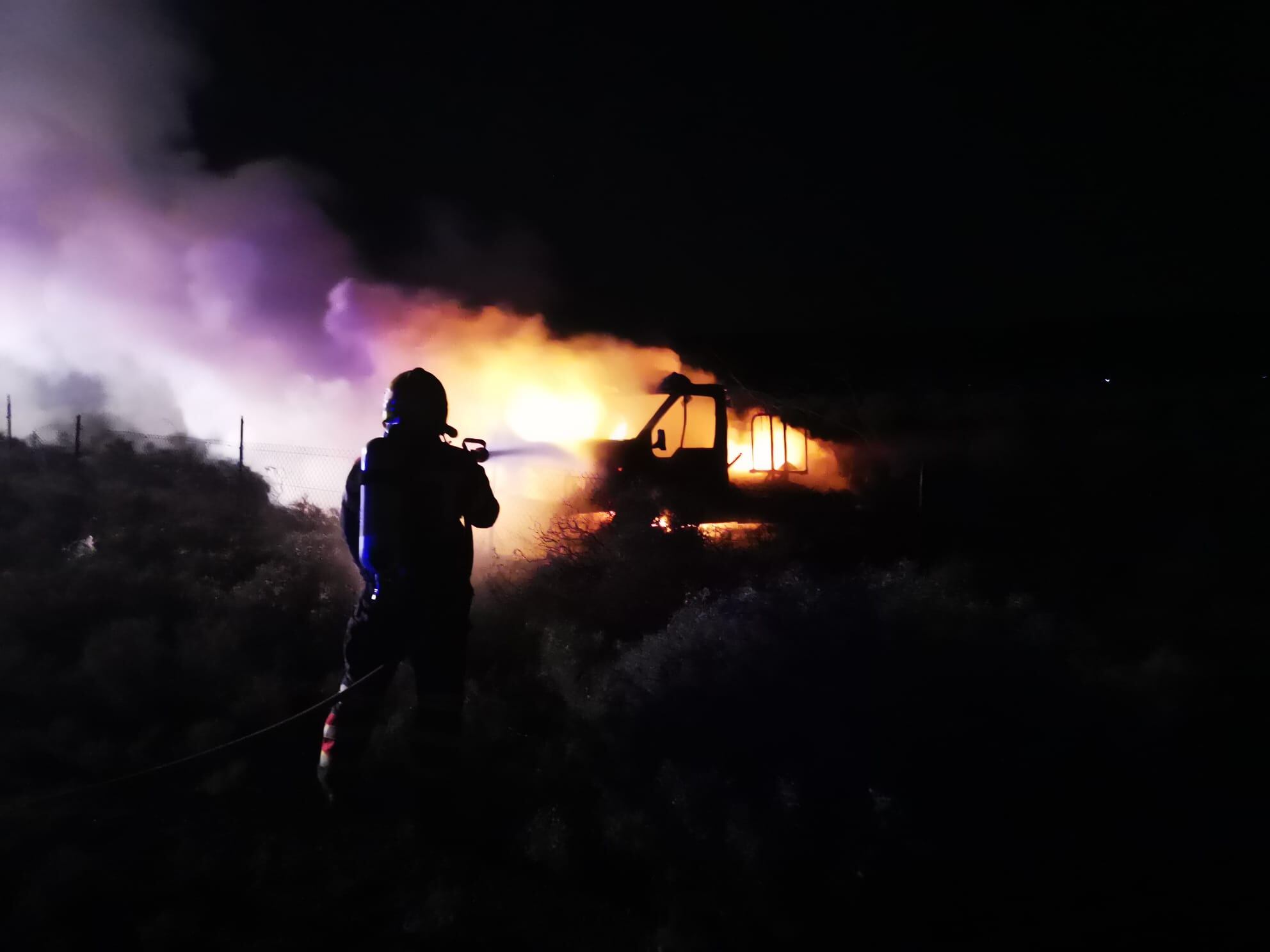 Los bomberos extinguiendo el incendio de la autocaravana.