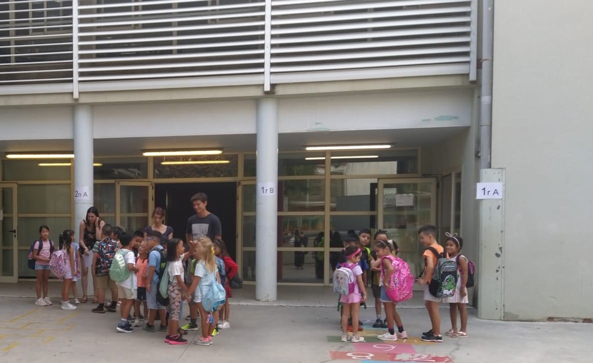 Alumnes de l&#039;escola El Carmel esperen per entrar a classe