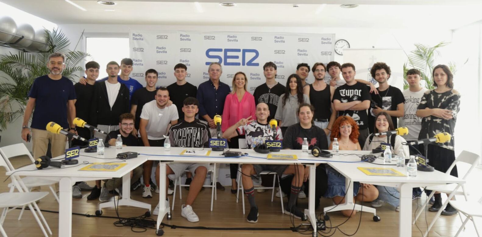 Salomón Hachuel con profesores y alumnos y alumnas del grado de Audiovisual del IES Tierno Galván durante el programa Hoy por Hoy desde Alcalá de Guadaíra