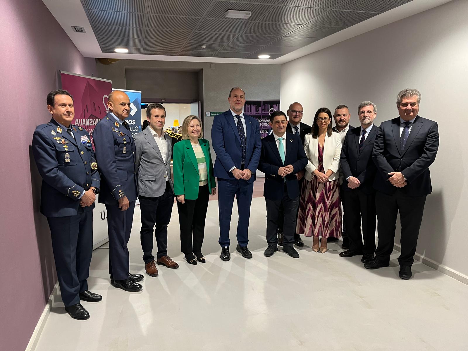 El rector de la UJA, Nicolás Ruiz (centro), junto a la secretaria de Estado de Defensa, Amparo Valcarce (a su derecha), y el presidente de la Diputación, Francisco Reyes (a su izquierda) así como otras autoridades que han participado en la jornada.