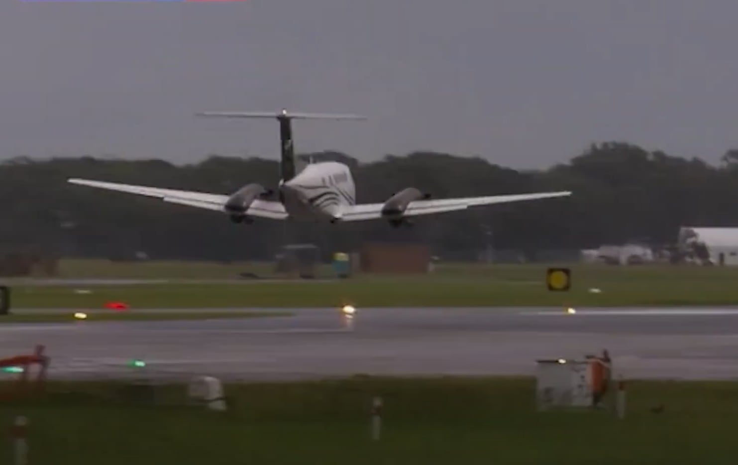 El avión aterriza en la pista sin su tren de aterrizaje.