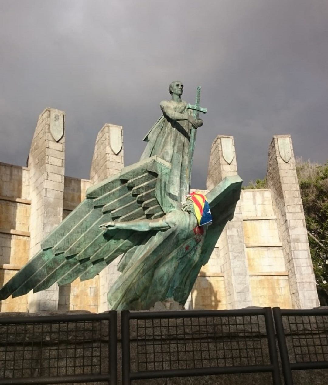 Bandera independentista catalana en el Monumento a Franco