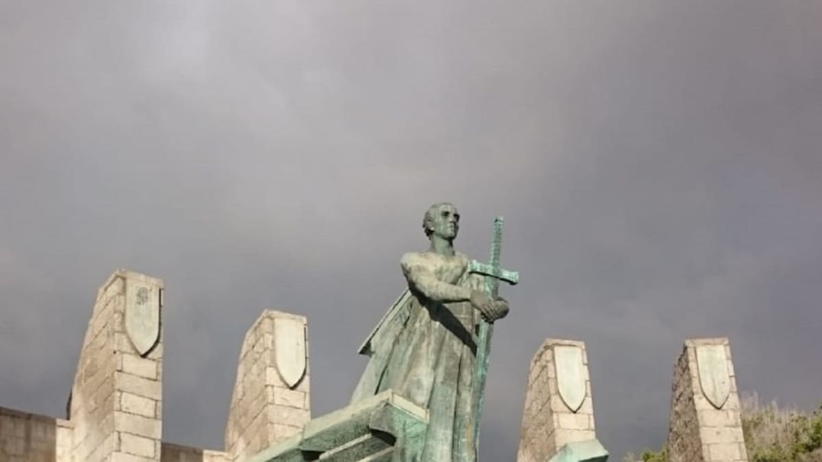 Colocan una estelada en el Monumento a Franco de la capital tinerfeña