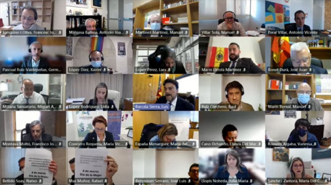 Instante en el que los ediles de Compromís muestran un cartel de rechazo a una iniciativa de Vox contra el 8M, antes de abandonar momentáneamente la sesión plenaria junto con Unidas Podemos