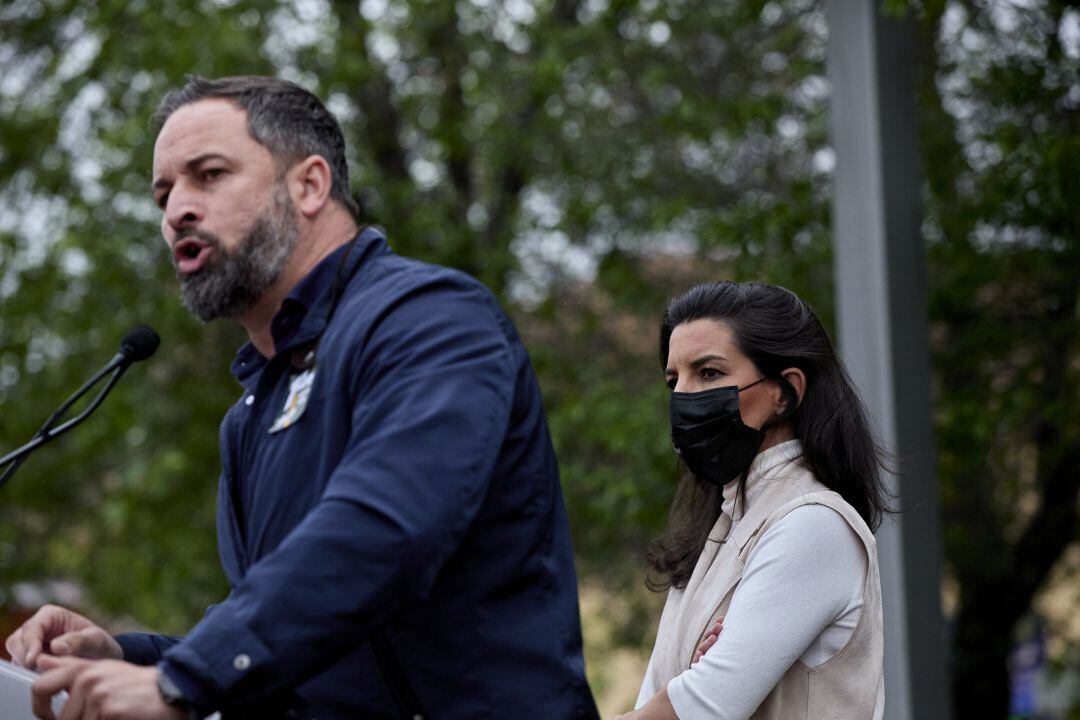 La candidata de Vox a la Presidencia de la Comunidad de Madrid, Rocío Monasterio (d), y el presidente del partido, Santiago Abascal (i), durante un acto electoral, a 25 de abril de 2021, en Alcalá de Henares, Madrid (España