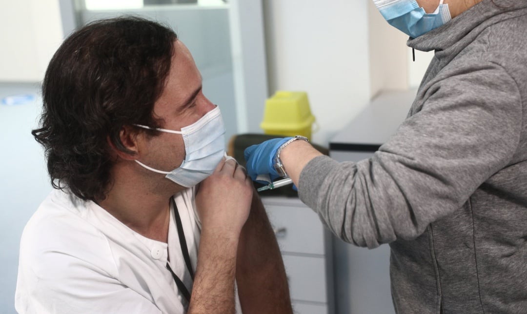 Una enfermera vacuna al cardiólogo Borja Ruiz Mateos en las instalaciones del Hospital Enfermera Isabel Zendal, en Madrid, (España).