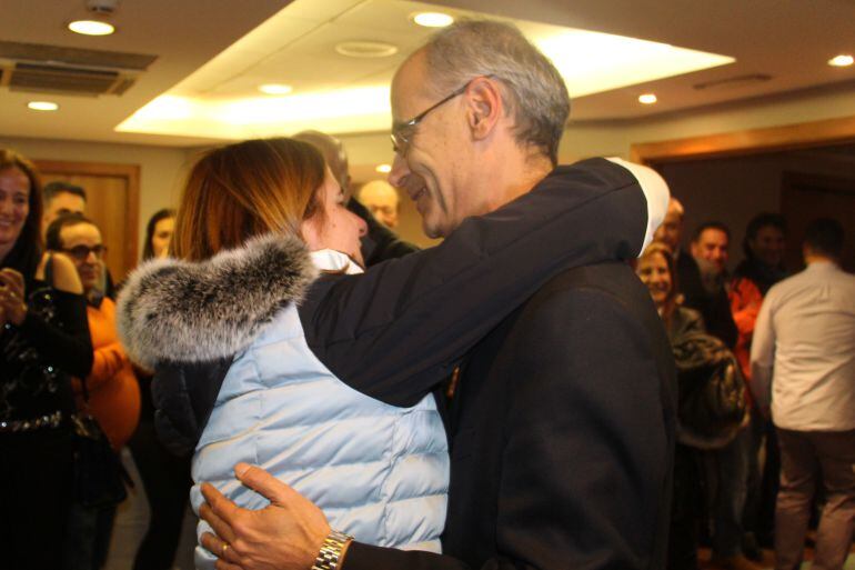 El cap de Govern, Antoni Martí, abraça la ja reelegida cònsol d'Escaldes, Trini Marín, ahir a la seu electoral de DA.