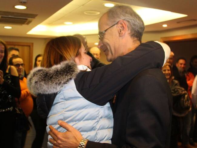 El cap de Govern, Antoni Martí, abraça la ja reelegida cònsol d'Escaldes, Trini Marín, ahir a la seu electoral de DA.