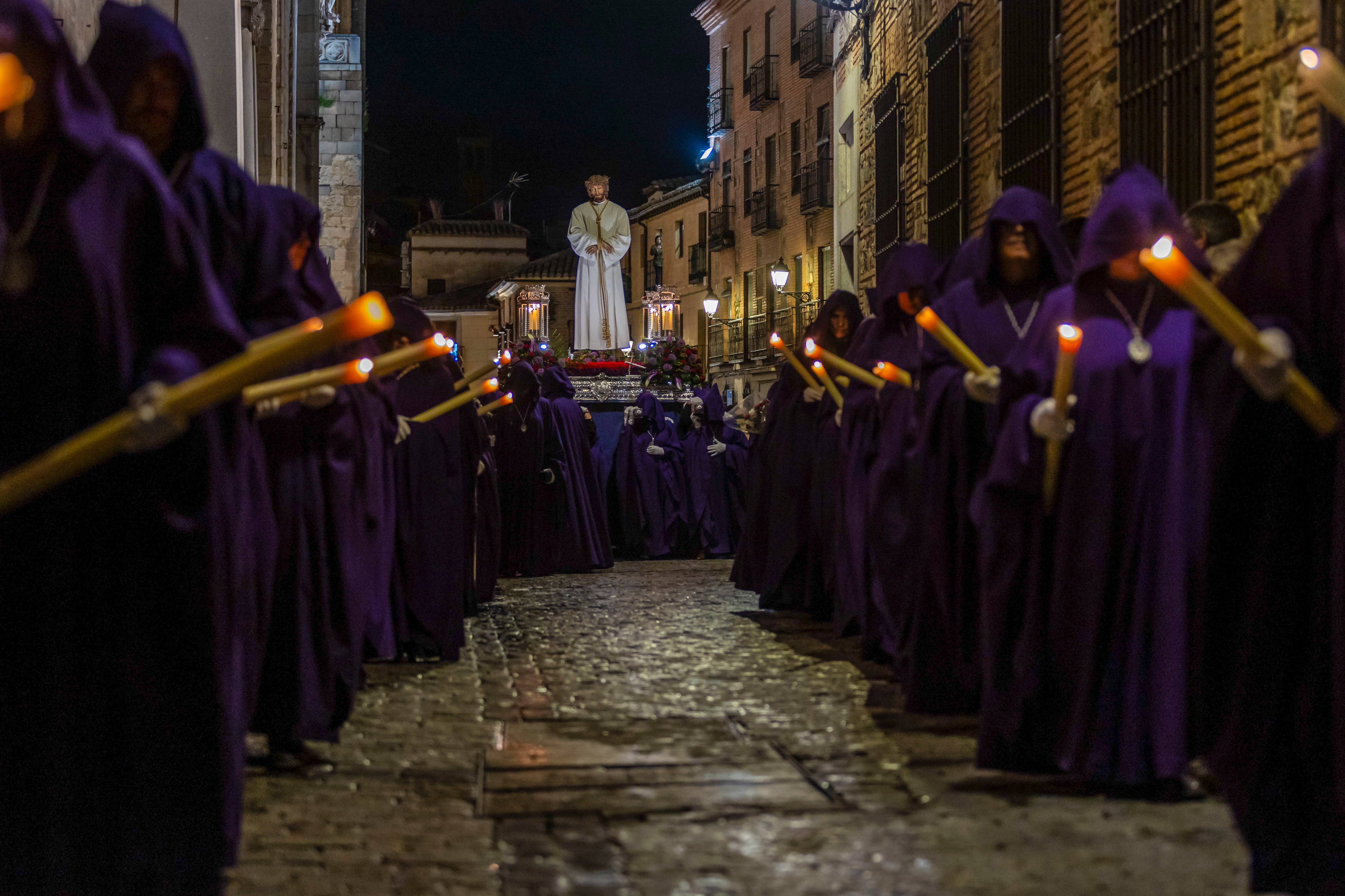 TOLEDO, 25/03/2024.- Un momento de la procesión del Cristo Nazareno Cautivo, con salida desde la catedral del Toledo, este Lunes Santo. EFE/Ángeles Visdómine
