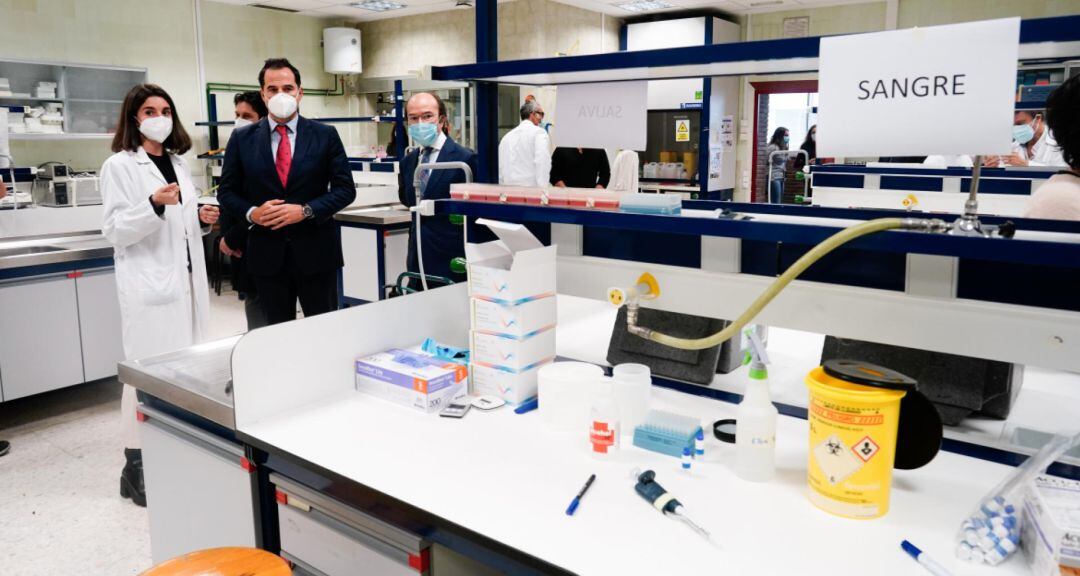 El vicepresidente Ignacio Aguado y el consejero Eduardo Sicilia visitan el laboratorio de la UAM en el que se ensayan los nuevos test.