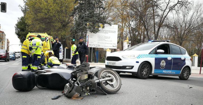 Imagen del accidente entre la moto y el coche en la calle Montserrat