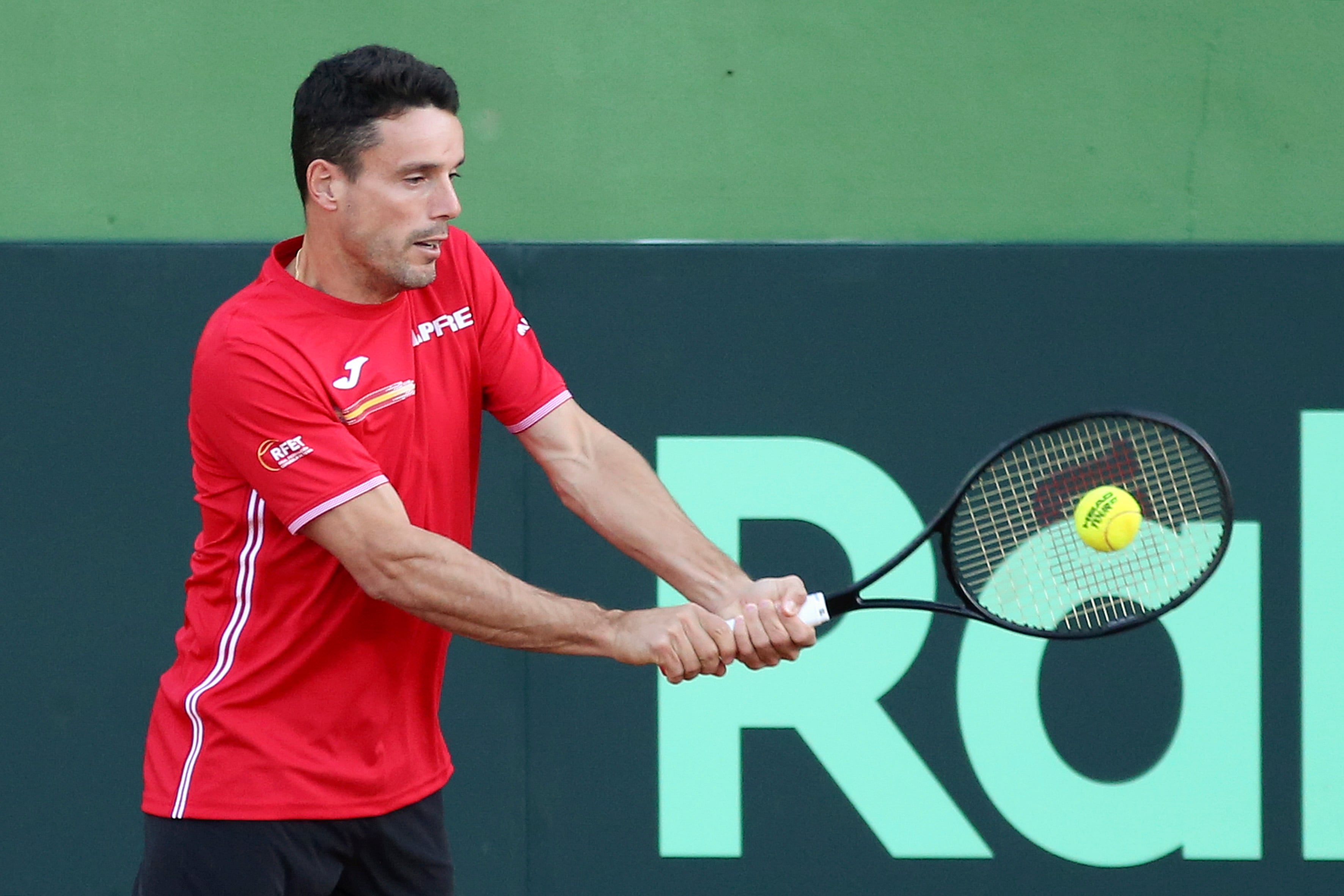 El tenista Roberto Bautista entrena en el Club de Tenis Puente Romano de Marbella, donde la selección española de tenis disputará la eliminatoria Davis Cup by Rakuten Qualifier, que jugará contra Rumanía el próximo 4 y 5 de marzo.